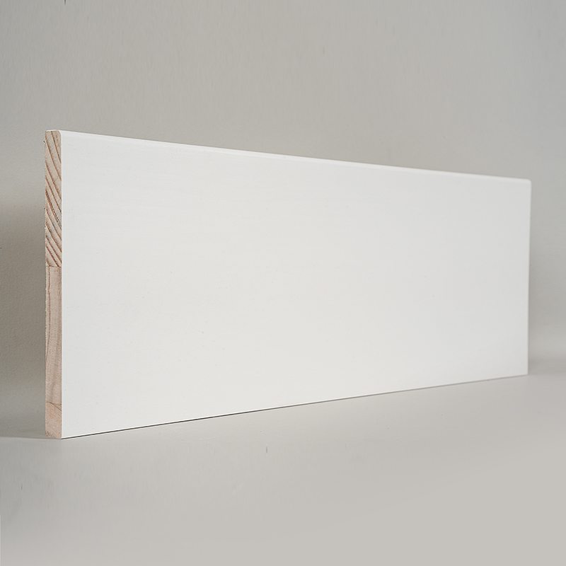 पाइन स्कर्टिंग बोर्ड (फिलर-प्राइमेड और पर्ल व्हाइट) 1/2' x 5 1/2'