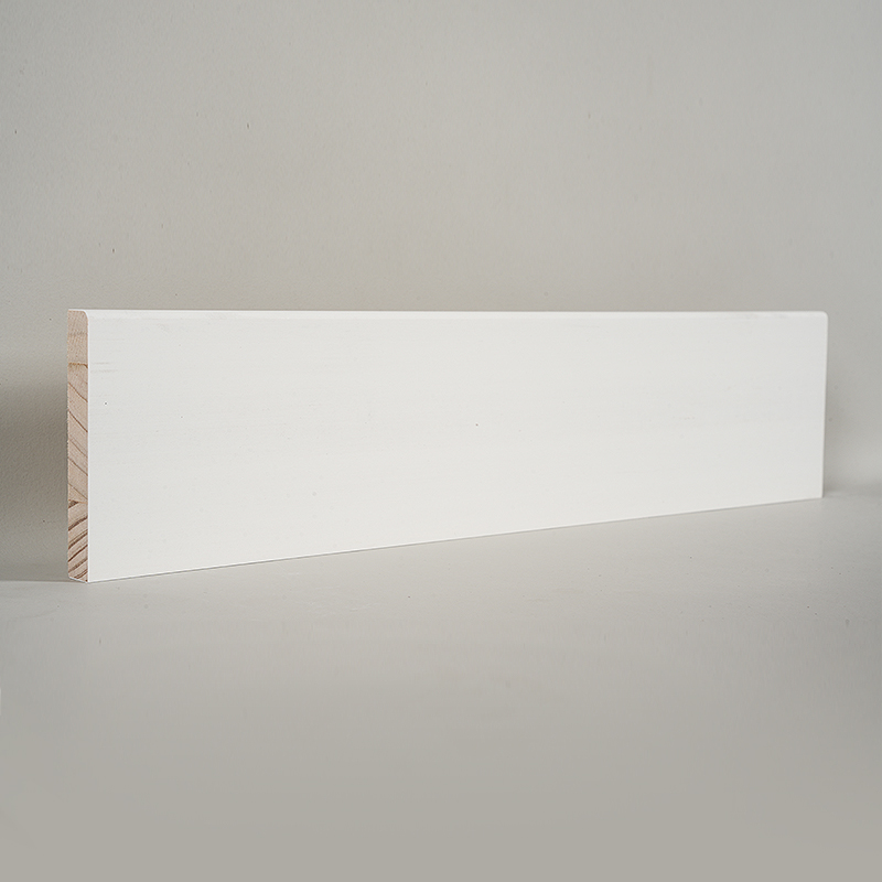 पाइन स्कर्टिंग बोर्ड (फिलर-प्राइमेड और पर्ल व्हाइट) 1/2' x 3 1/2'