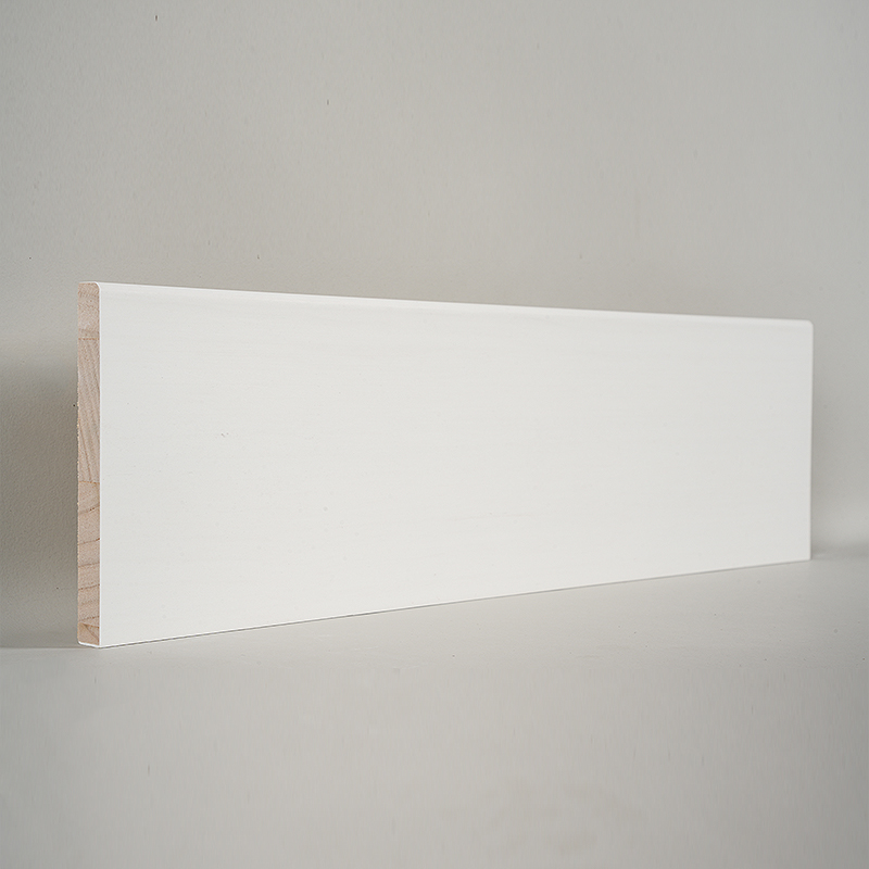 पाइन स्कर्टिंग बोर्ड (फिलर-प्राइमेड और पर्ल व्हाइट) 1/2' x 4 1/2'