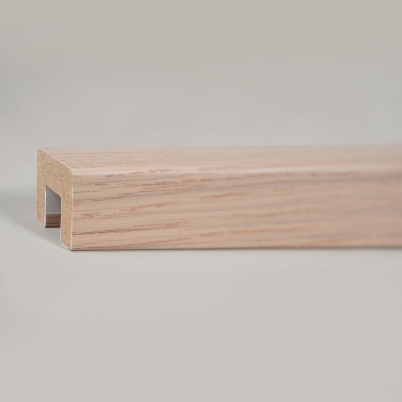 ठोस लकड़ी की सीढ़ी रेलिंग (पीवीसी लपेटी हुई)-ओक रंग 1 1/6' x 1 1/6'